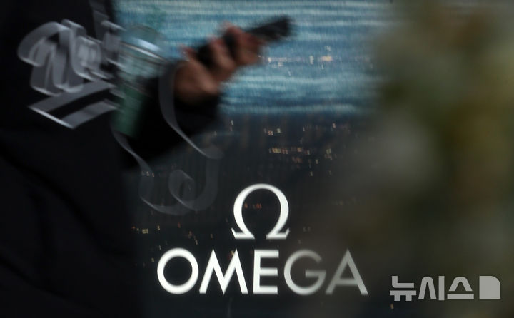 [서울=뉴시스] 김혜진 기자 = 럭셔리 시계 브랜드 오메가(OMEGA)가 오는 4월부터 국내에서 판매하는 전 제품을 대상으로 평균 3% 가량 가격을 인상한다. 오메가의 대표 품목인 시계 뿐만 아니라 액세서리 제품까지 인상될 예정이다. 사진은 16일 서울 시내 한 오메가 매장 앞으로 시민들이 지나가고 있다. 2025.02.25. jini@newsis.com