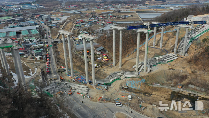 [안성=뉴시스] 김종택 기자 = 25일 경기도 안성시 서운면 산평리 서울세종고속도로 천안~안성 구간 연결공사 교량 작업 중 교량을 떠받치던 50m 철구조물이 무너져 내려 작업 중이던 인부들이 숨지거나 다쳤다. 2025.02.25. jtk@newsis.com