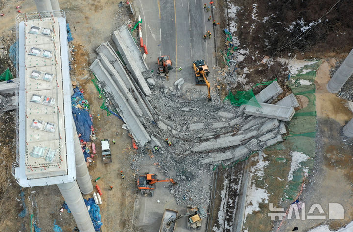 [안성=뉴시스] 김종택 기자 = 25일 경기도 안성시 서운면 산평리 서울세종고속도로 천안~안성 구간 연결공사 교량 작업 중 교량을 떠받치던 50m 철구조물이 무너져 내려 작업 중이던 인부들이 숨지거나 다쳤다. 2025.02.25. jtk@newsis.com