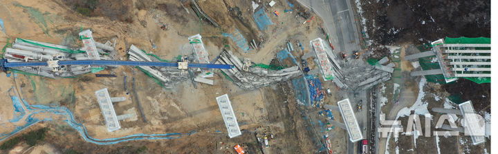 [안성=뉴시스] 김종택 기자 = 25일 경기도 안성시 서운면 산평리 서울세종고속도로 천안~안성 구간 연결공사 교량 작업 중 교량을 떠받치던 50m 철구조물이 무너져 내려 작업 중이던 인부들이 숨지거나 다쳤다. 2025.02.25. jtk@newsis.com