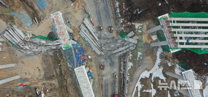 [안성=뉴시스] 김종택 기자 = 25일 경기도 안성시 서운면 산평리 서울세종고속도로 천안~안성 구간 연결공사 교량 작업 중 교량을 떠받치던 50m 철구조물이 무너져 내려 작업 중이던 인부들이 숨지거나 다쳤다. 2025.02.25. jtk@newsis.com