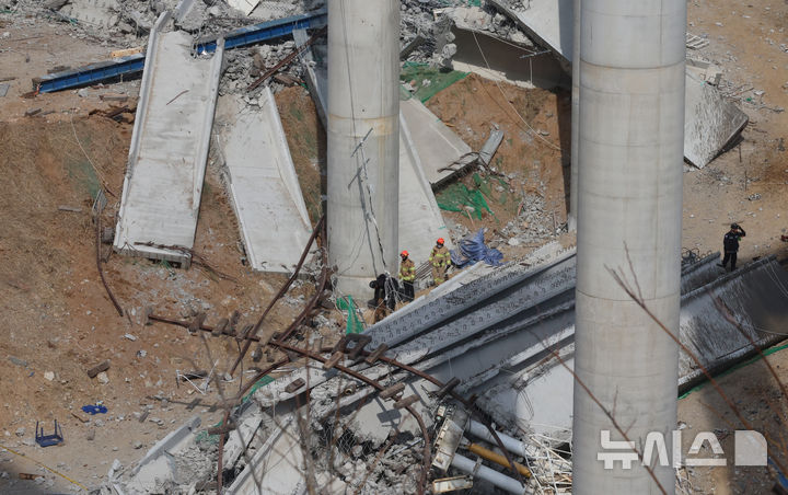 [안성=뉴시스] 김금보 기자 = 25일 경기도 안성시 서운면 산평리 서울세종고속도로 천안~안성 구간 연결공사 교량 작업 중 교량을 떠받치던 50m 철구조물이 무너져 내려 작업 중이던 인부들이 숨지거나 다쳤다. 사고현장에서 구조대원들이 수색 구조 활동을 하고 있다. 2025.02.25. kgb@newsis.com