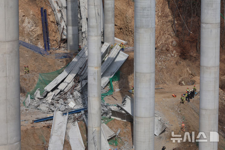 [안성=뉴시스] 김금보 기자 = 25일 경기도 안성시 서운면 산평리 서울세종고속도로 천안~안성 구간 연결공사 교량 작업 중 교량을 떠받치던 50m 철구조물이 무너져 내려 작업 중이던 인부들이 숨지거나 다쳤다. 사고현장에서 구조대원들이 수색 구조 활동을 하고 있다. 2025.02.25. kgb@newsis.com