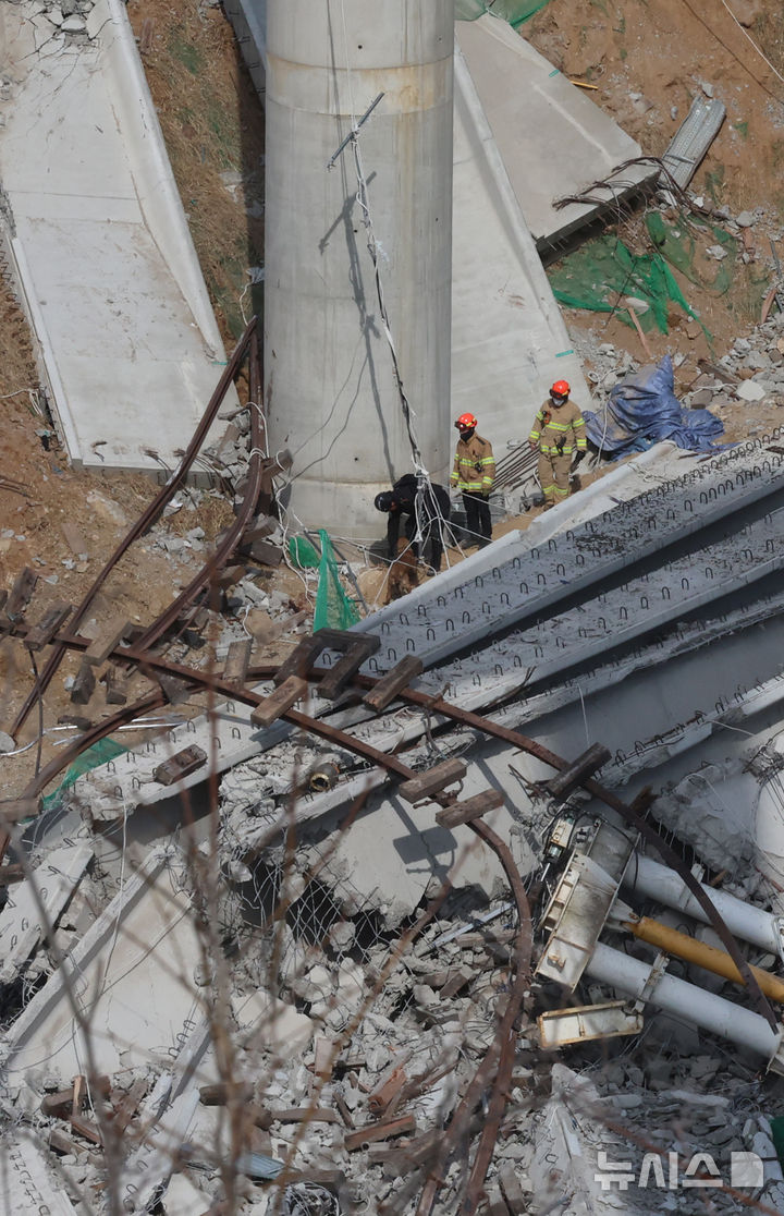 [안성=뉴시스] 김금보 기자 = 25일 경기도 안성시 서운면 산평리 서울세종고속도로 천안~안성 구간 연결공사 교량 작업 중 교량을 떠받치던 50m 철구조물이 무너져 내려 작업 중이던 인부들이 숨지거나 다쳤다. 사고현장에서 구조대원들이 수색 구조 활동을 하고 있다. 2025.02.25. kgb@newsis.com