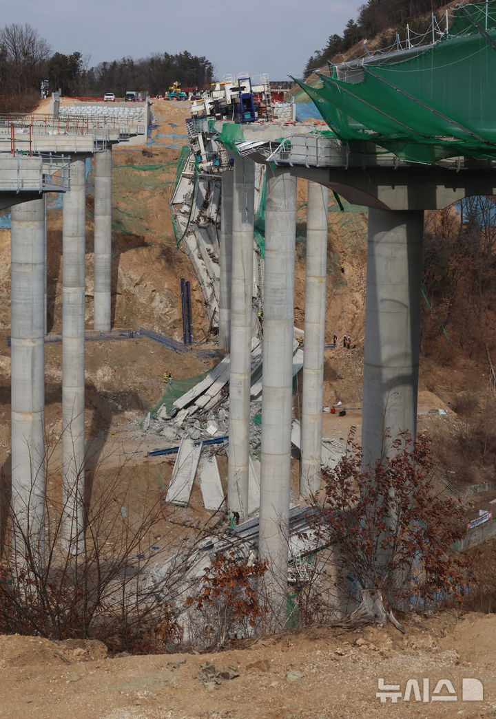 [안성=뉴시스] 김금보 기자 = 25일 경기도 안성시 서운면 산평리 서울세종고속도로 천안~안성 구간 연결공사 교량 작업 중 교량을 떠받치던 50m 철구조물이 무너져 내려 작업 중이던 인부들이 숨지거나 다쳤다. 사고현장에서 구조대원들이 수색 구조 활동을 하고 있다. 2025.02.25. kgb@newsis.com