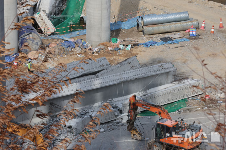 [안성=뉴시스] 김금보 기자 = 25일 경기도 안성시 서운면 산평리 서울세종고속도로 천안~안성 구간 연결공사 교량 작업 중 교량을 떠받치던 50m 철구조물이 무너져 내려 작업 중이던 인부들이 숨지거나 다쳤다. 사고현장에서 구조대원들이 수색 구조 활동을 하고 있다. 2025.02.25. kgb@newsis.com