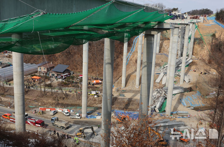 [안성=뉴시스] 김금보 기자 = 25일 경기도 안성시 서운면 산평리 서울세종고속도로 천안~안성 구간 연결공사 교량 작업 중 교량을 떠받치던 50m 철구조물이 무너져 내려 작업 중이던 인부들이 숨지거나 다쳤다. 사고현장에서 구조대원들이 수색 구조 활동을 하고 있다. 2025.02.25. kgb@newsis.com