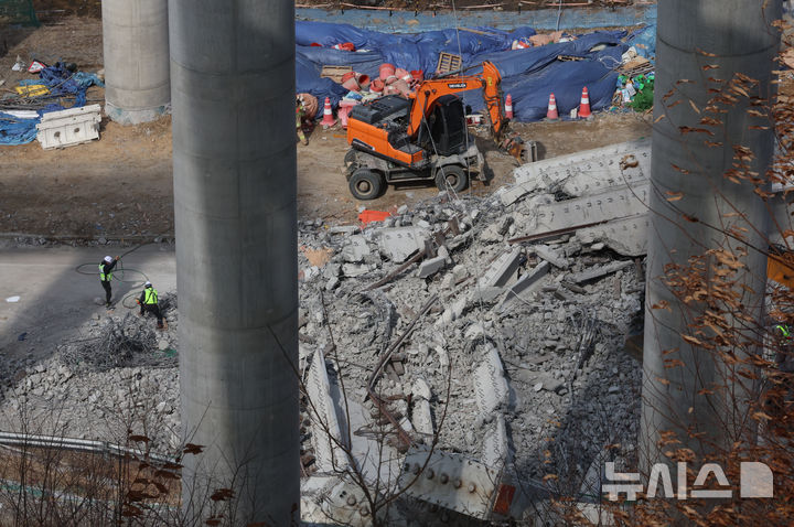 [안성=뉴시스] 김금보 기자 = 25일 경기도 안성시 서운면 산평리 서울세종고속도로 천안~안성 구간 연결공사 교량 작업 중 교량을 떠받치던 50m 철구조물이 무너져 내려 작업 중이던 인부들이 숨지거나 다쳤다. 사고현장에서 구조대원들이 수색 구조 활동을 하고 있다. 2025.02.25. kgb@newsis.com
