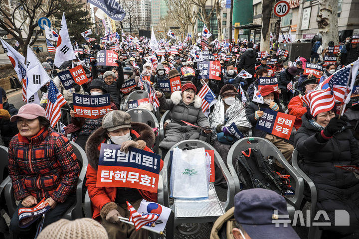 [서울=뉴시스] 정병혁 기자 = 25일 서울 종로구 헌법재판소 인근에서 열린 윤 대통령 탄핵반대 집회에서 윤 대통령 지지자들이 구호를 외치고 있다. 2025.02.25. jhope@newsis.com
