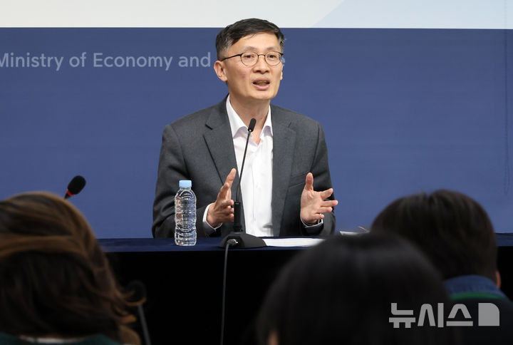 [세종=뉴시스] 강종민 기자 = 박금철 기획재정부 조세총괄정책관이 지난 25일 세종시 정부세종청사에서 2024년 세제개편 후속 17개 시행규칙의 개정을 추진한다고 밝히고 있다. 2025.02.26. ppkjm@newsis.com