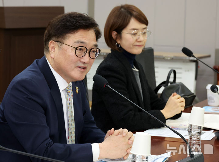 [서울=뉴시스] 조성우 기자 = 우원식(왼쪽) 국회의장이 25일 오후 서울 여의도 국회 의원회관에서 열린 장발장은행 10주년 기념 정책토론회에서 축사하고 있다. 오른쪽은 고민정 더불어민주당 인권위원장. 2025.02.25. xconfind@newsis.com