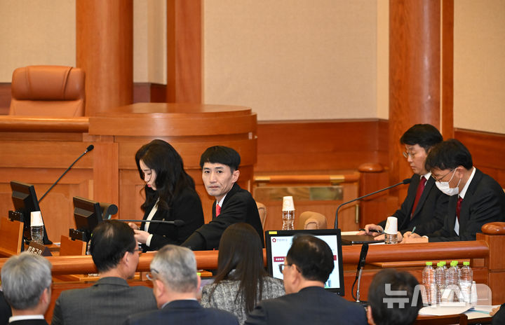 [서울=뉴시스] 사진공동취재단 = 김계리 변호사를 비롯한 윤 대통령 변호인단이 25일 서울 종로구 헌법재판소 대심판정에서 열린 윤석열 대통령 탄핵심판 최종 변론에 출석해 재판 시작을 기다리고 있다. 2025.02.25. photo@newsis.com
