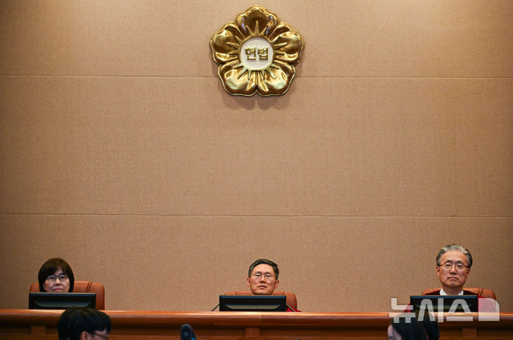 [서울=뉴시스] 사진공동취재단 = 문형배 헌법재판소장 권한대행을 비롯한 헌법재판관들이 25일 서울 종로구 헌법재판소 대심판정에서 열린 윤석열 대통령 탄핵심판 최종 변론에 참석해 있다. 2025.02.25. photo@newsis.com