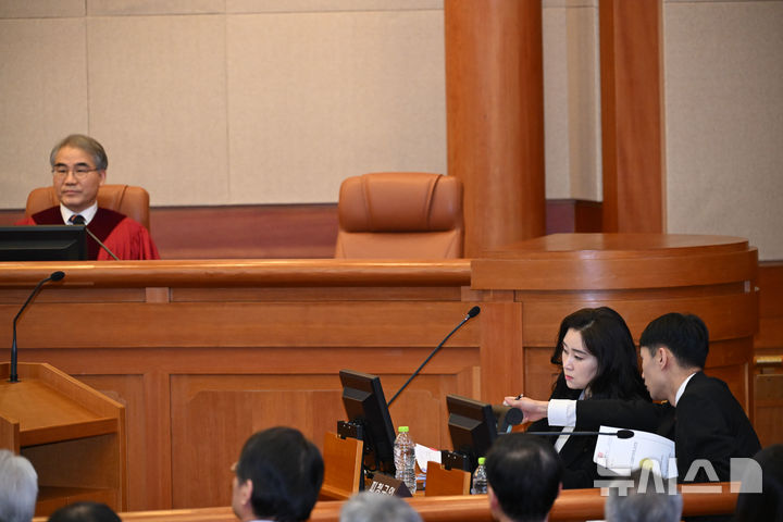 [서울=뉴시스] 사진공동취재단 = 윤석열 대통령 탄핵심판 최종 변론이 열린 25일 서울 종로구 헌법재판소에 아홉 번째 재판관 자리가 비워져 있다. 2025.02.25. photo@newsis.com