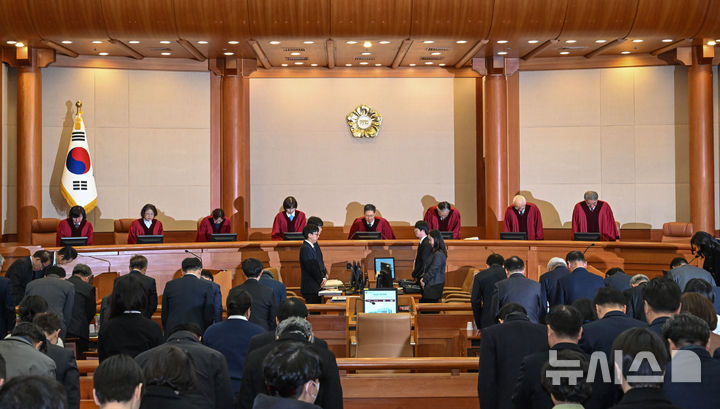 [서울=뉴시스] 사진공동취재단 = 문형배 헌법재판소장 권한대행을 비롯한 헌법재판관들이 25일 서울 종로구 헌법재판소 대심판정에서 열린 윤석열 대통령 탄핵심판 최종 변론에 입장하고 있다. 2025.02.25. photo@newsis.com