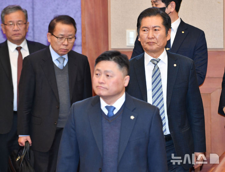 [서울=뉴시스] 사진공동취재단 = 정청래 국회 탄핵소추위원장이 25일 서울 종로구 헌법재판소에서 열린 윤석열 대통령 탄핵심판 마지막 변론에 출석하고 있다. 2025.02.25. photo@newsis.com