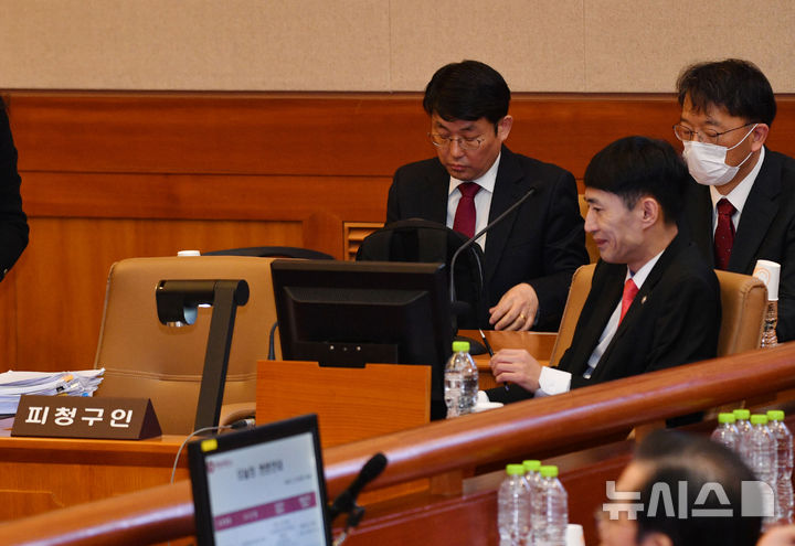 [서울=뉴시스] 사진공동취재단 = 윤석열 대통령측 변호인들이 25일 서울 종로구 헌법재판소에서 열린 윤석열 대통령 탄핵심판 마지막 변론에 출석해 변론 시작을 기다리고 있다. 2025.02.25. photo@newsis.com