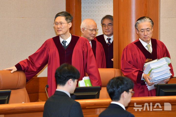 [서울=뉴시스] 사진공동취재단 = 문형배 헌법재판소장 권한대행을 비롯한 재판관들이 25일 서울 종로구 헌법재판소에서 열린 윤석열 대통령 탄핵심판 마지막 변론기일에 참석하고 있다. 2025.02.25. photo@newsis.com