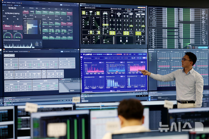 [서울=뉴시스] 김진아 기자 = 국내 첫 대체거래소(ATS) 넥스트레이드가 다음달 4일 영업을 개시할 계획이다. ATS 출범에 따라 하루 12시간 주식거래, 새로운 호가 도입 등 투자자 거래 편의가 개선될 것으로 기대된다. 넥스트레이드는 한국거래소와 동시에 운영하는 정규 거래시간 외에도 오전 8시~8시50분 프리마켓과 오후 3시30분~8시의 에프터마켓을 운영하며, 거래 종목을 단계적으로 확대해 4월 약 800개로 늘어난다. 25일 서울 여의도 넥스트레이드에서 직원들이 업무를 보고 있다. 2025.02.25. bluesoda@newsis.com