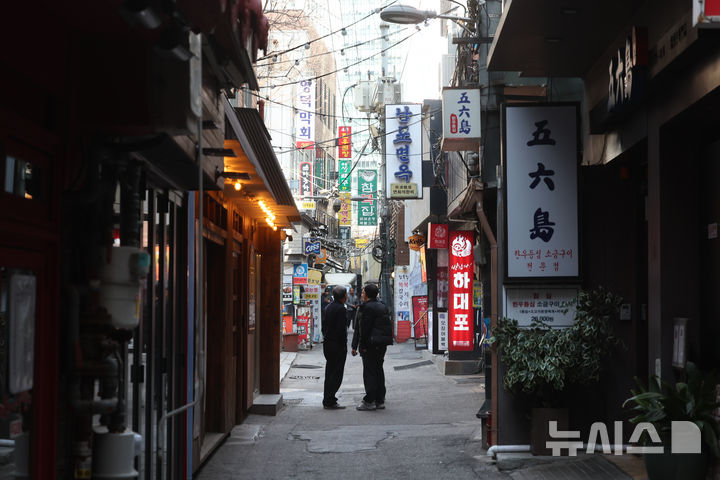 [서울=뉴시스] 김금보 기자 = 25일 서울시내 한 음식점 골목이 한산한 모습이다. 2025.02.25. kgb@newsis.com