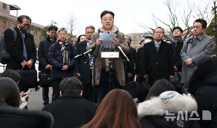 [서울=뉴시스] 사진공동취재단 = 국회 측 탄핵소추 대리인단이 지난달 25일 오후 서울 종로구 헌법재판소에서 열린 대통령 탄핵심판 최종 변론에 참석하며 입장을 밝히고 있다. 2025.03.06. photo@newsis.com