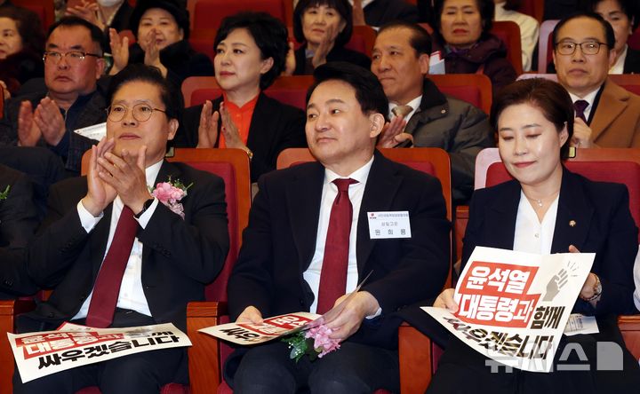 [서울=뉴시스] 조성봉 기자= 원희룡 전 국토교통부 장관이 25일 오후 서울 여의도 국회도서관에서 열린 국민의힘 책임당원협의회 탄핵심판 공정촉구 결의대회에 참석하고 있다. 왼쪽부터 송석준 의원, 원 전 장관, 서지영 의원. 2025.02.25. suncho21@newsis.com