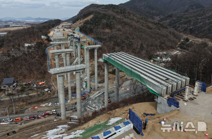 [안성=뉴시스] 김금보 기자 = 25일 경기도 안성시 서운면 산평리 서울세종고속도로 천안~안성 구간 연결공사 교량 작업 중 교량을 떠받치던 50m 철구조물이 무너져 내려 작업 중이던 인부들이 숨지거나 다쳤다. 2025.02.25. kgb@newsis.com