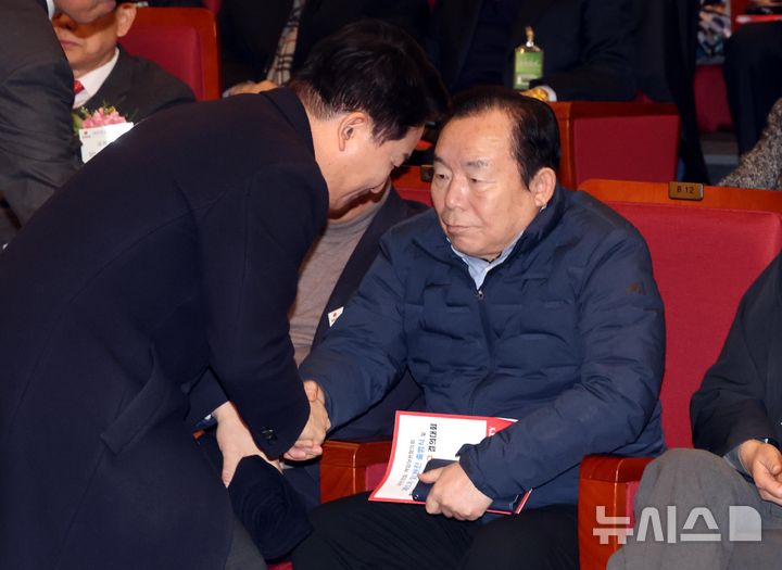 [서울=뉴시스] 조성봉 기자= 원희룡 전 국토교통부 장관이 25일 오후 서울 여의도 국회도서관에서 열린 국민의힘 책임당원협의회 탄핵심판 공정촉구 결의대회에서 이인제(오른쪽) 전 의원과 악수하고 있다. 2025.02.25. suncho21@newsis.com