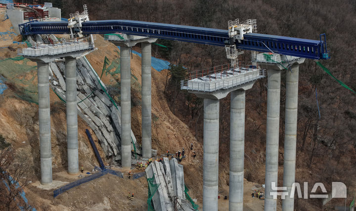 [안성=뉴시스] 김금보 기자 = 25일 경기도 안성시 서운면 산평리 서울세종고속도로 천안~안성 구간 연결공사 교량 작업 중 교량을 떠받치던 50m 철구조물이 무너져 내려 작업 중이던 인부들이 숨지거나 다쳤다. 2025.02.25. kgb@newsis.com