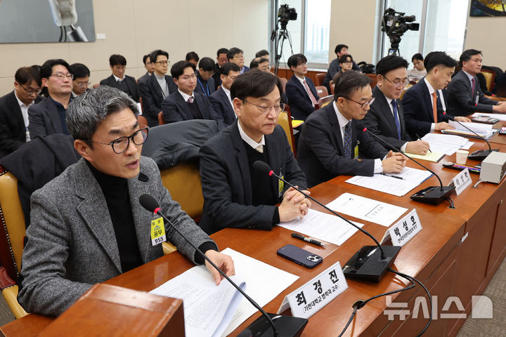 [서울=뉴시스] 권창회 기자 = 최경진 가천대 법학과 교수가 25일 오후 서울 여의도 국회에서 열린 과학기술정보방송통신위원회 전체회의 인공지능(AI) 현안 공청회에서 발언하고 있다. 2025.02.25. kch0523@newsis.com