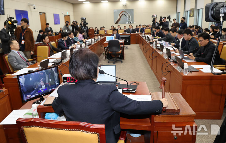 [서울=뉴시스] 권창회 기자 = 25일 오후 서울 여의도 국회에서 열린 과학기술정보방송통신위원회 전체회의에서 최민희 위원장이 회의를 개의하고 있다. 2025.02.25. kch0523@newsis.com