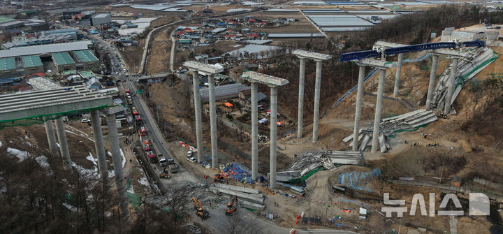 [안성=뉴시스] 김금보 기자 = 25일 경기도 안성시 서운면 산평리 서울세종고속도로 천안~안성 구간 연결공사 교량 작업 중 교량을 떠받치던 50m 철구조물이 무너져 내려 작업 중이던 인부들이 숨지거나 다쳤다. 2025.02.25. kgb@newsis.com