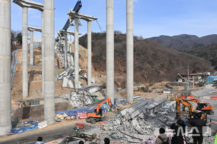 [안성=뉴시스] 김종택 기자 = 25일 경기도 안성시 서운면 산평리 서울세종고속도로 천안~안성 구간 연결공사 교량 작업 중 교량을 떠받치던 50m 철구조물이 무너져 내려 작업 중이던 인부들이 숨지거나 다쳤다. 2025.02.25. jtk@newsis.com