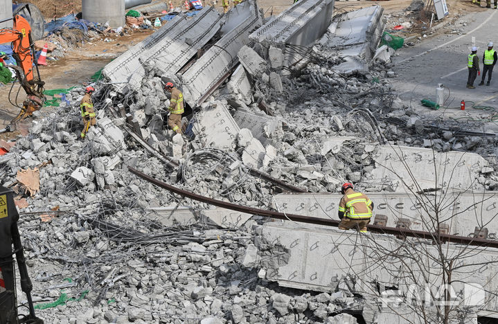 [안성=뉴시스] 김종택 기자 = 25일 경기도 안성시 서운면 산평리 서울세종고속도로 천안~안성 구간 연결공사 교량 붕괴현장에서 소방대원들이 수색작업을 하고 있다. 2025.02.25. jtk@newsis.com