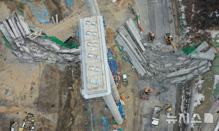 [안성=뉴시스] 김종택 기자 = 지난 25일 경기도 안성시 서운면 산평리 서울세종고속도로 천안~안성 구간 연결공사 교량 작업 중 교량을 떠받치던 50m 철구조물이 무너져 내려 작업 중이던 인부들이 숨지거나 다쳤다. 2025.02.26. jtk@newsis.com