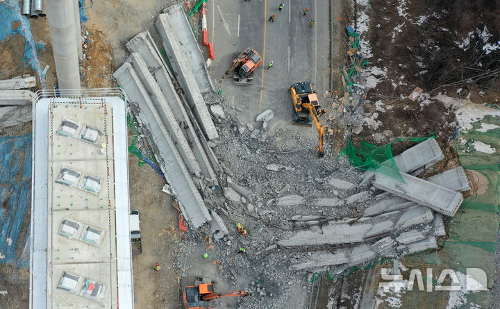 [안성=뉴시스] 김종택 기자 = 25일 경기도 안성시 서운면 산평리 서울세종고속도로 천안~안성 구간 연결공사 교량 작업 중 교량을 떠받치던 50m 철구조물이 무너져 내려 작업 중이던 인부들이 숨지거나 다쳤다. 2025.02.25. jtk@newsis.com