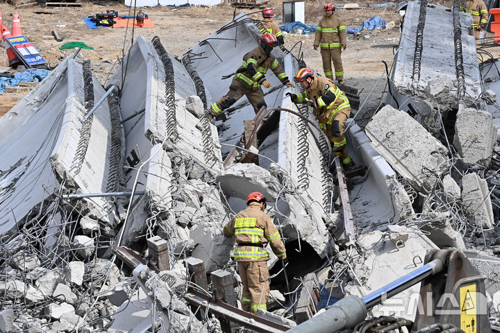 [안성=뉴시스] 김종택 기자 = 지난 25일 경기도 안성시 서운면 산평리 서울세종고속도로 천안~안성 구간 연결공사 교량 붕괴현장에서 소방대원들이 수색작업을 하고 있다. 2025.02.26. jtk@newsis.com