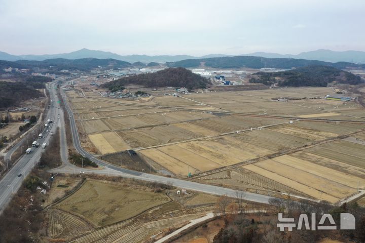 [광주=뉴시스] 김혜인 기자 = 25일 오후 '광주 미래차국가산단 '이 들어설 광주 광산구 오운동 일대 부지. 광주 미래차국가산단이 국가전략사업으로 최종 확정되면서 그동안 개발 걸림돌이 됐던 개발제한구역(그린벨트) 규제가 해소돼 산단 조성에 탄력이 붙을 전망이다. 2025.02.25. hyein0342@newsis.com