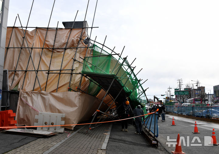 [광주=뉴시스] 변재훈 기자 = 25일 오후 3시께 광주 동구 지산사거리 한 공사 현장 건물 가림막이 인도 쪽으로 무너져 60대 남성 작업자 1명이 다쳤다. 사고 직후 현장 작업자들이 무너진 가림막 철거 작업을 벌이고 있다. 2025.02.25. wisdom21@newsis.com