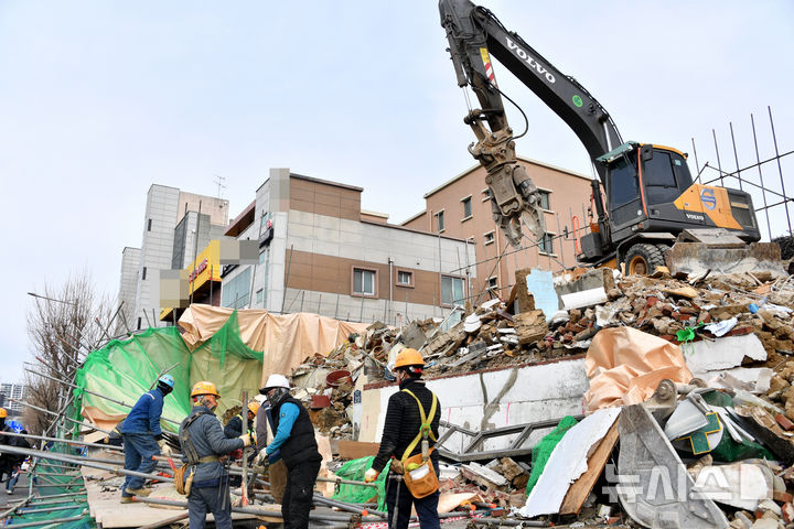 [광주=뉴시스] 변재훈 기자 = 25일 오후 3시께 광주 동구 지산사거리 한 공사 현장 가림막이 인도로 쓰러져 60대 남성 작업자 1명이 다쳤다. 사고 직후 현장 작업자들이 무너진 가림막 철거 작업을 벌이고 있다. 2025.02.25. wisdom21@newsis.com