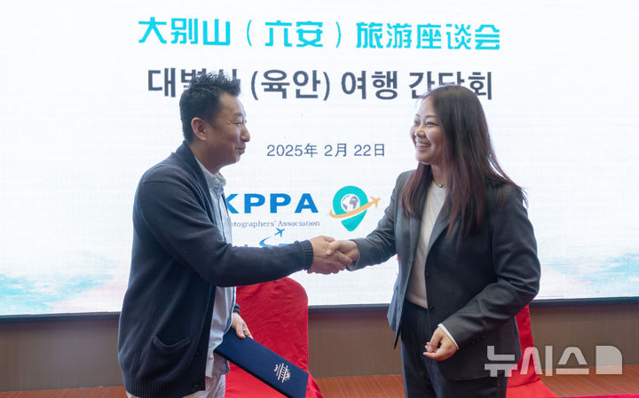 [서울=뉴시스] 최동준 기자 = 지난 22일 중국 안휘성 육안시에서 열린 중국 안휘성 육안시와 한국의 관광 협력을 강화하기 위한 좌담회에서 백민우(왼쪽) ㈜여행을만들다 대표와 쟈천천(琛琛) 희환여행 대표가 대별산 여행 상품 공동 개발 및 마케팅 강화를 위한 업무 협약을 체결하고 있다. (사진=㈜여행을만들다 제공) 2025.02.25. photo@newsis.com