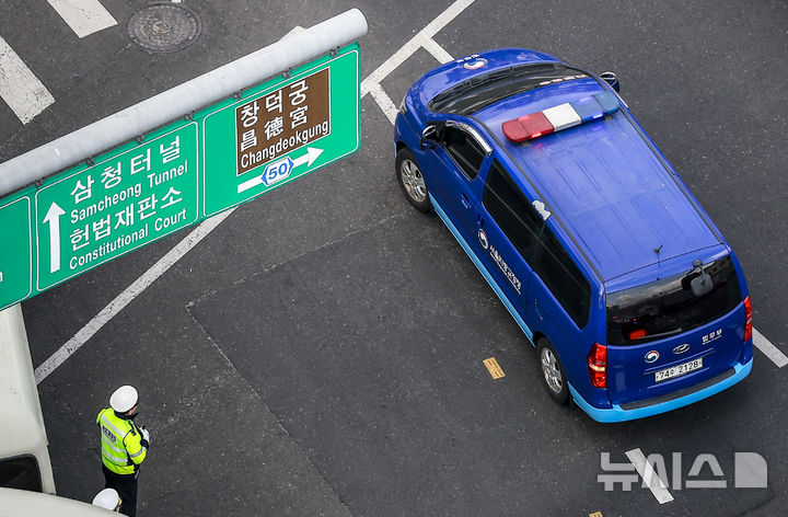 [서울=뉴시스] 정병혁 기자 = 윤석열 대통령의 탄핵심판 최종 변론기일이 열린 25일 서울 종로구 헌법재판소 인근 도로에서 윤 대통령이 탑승한 호송차량이 헌법재판소를 향하고 있다. 2025.02.25. jhope@newsis.com