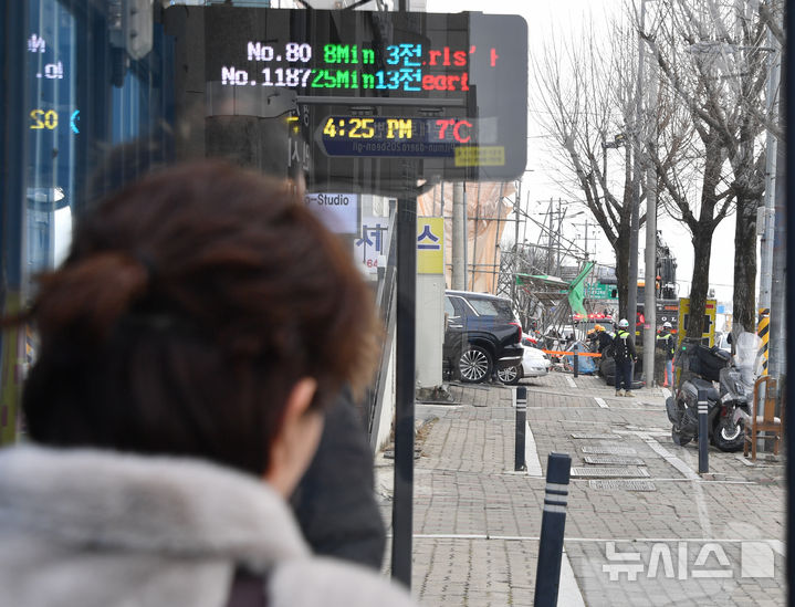 [광주=뉴시스] 변재훈 기자 = 25일 오후 광주 동구 지산동에서 발생한 가림막 붕괴 사고 현장 주변 버스정류장에서 한 시민이 사고가 난 인도를 바라보고 있다. 2025.02.25. wisdom21@newsis.com