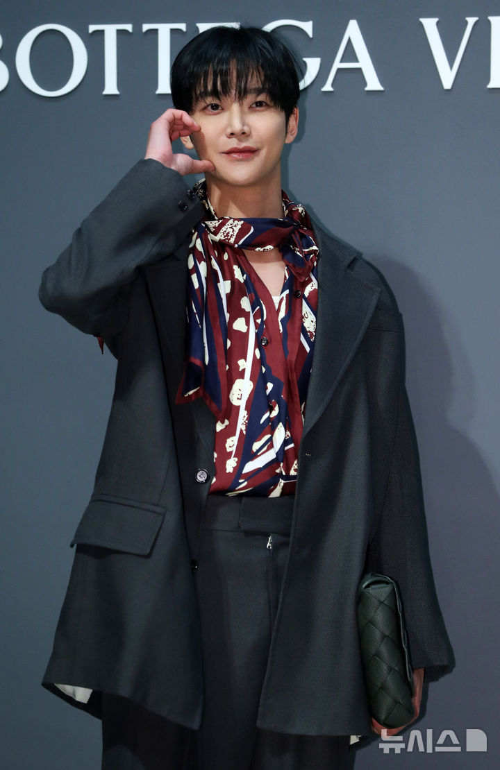 [서울=뉴시스] 김혜진 기자 = 배우 로운이 25일 오후 서울 용산구 리움미술관에서 열린 보테가 베네타 후원 리움 미술관 피에르 위그 개인전 프리뷰 포토행사에서 포즈를 취하고 있다. 2025.02.25. jini@newsis.com