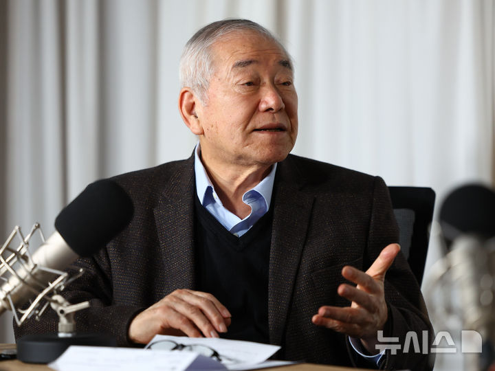 [서울=뉴시스] 황준선 기자 = 문정인 연세대학교 명예교수가 지난 25일 서울 중구 채널 뉴시스 스튜디오에서 뉴시스와 인터뷰 하고 있다. 2025.02.27. hwang@newsis.com