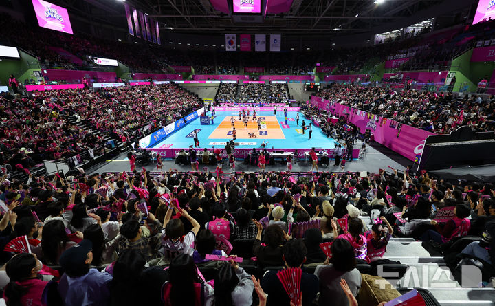 [인천=뉴시스] 황준선 기자 = 25일 인천 부평구 인천삼산월드체육관에서 열린 프로배구 2024-2025 V리그 여자부 흥국생명 핑크스파이더스와 IBK기업은행 알토스의 경기를 찾은 관중들이 열띤 응원전을 펼치고 있다. 2025.02.25. hwang@newsis.com