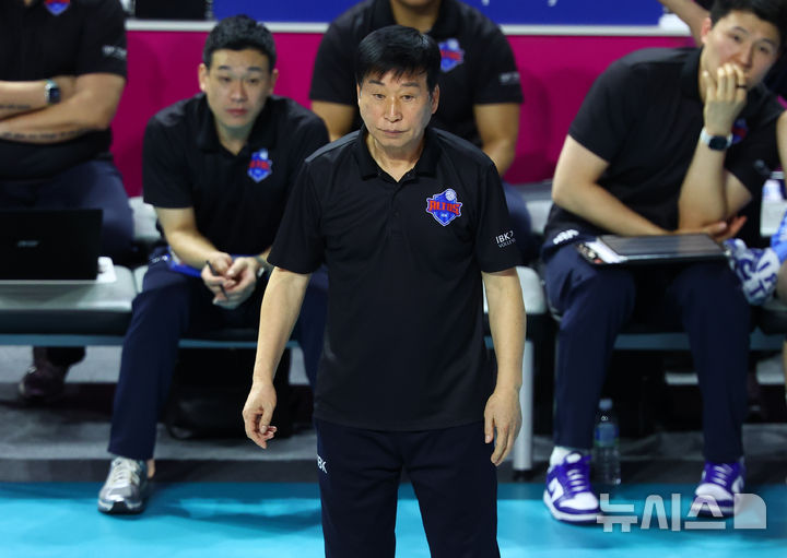 [인천=뉴시스] 황준선 기자 = 25일 인천 부평구 인천삼산월드체육관에서 열린 프로배구 2024-2025 V리그 여자부 흥국생명 핑크스파이더스와 IBK기업은행 알토스의 경기, 기업은행 김호철 감독이 경기를 지켜보고 있다. 2025.02.25. hwang@newsis.com