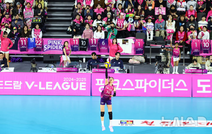 [인천=뉴시스] 황준선 기자 = 25일 인천 부평구 인천삼산월드체육관에서 열린 프로배구 2024-2025 V리그 여자부 흥국생명 핑크스파이더스와 IBK기업은행 알토스의 경기, 흥국생명 김연경이 서브를 넣고 있다. 2025.02.25. hwang@newsis.com
