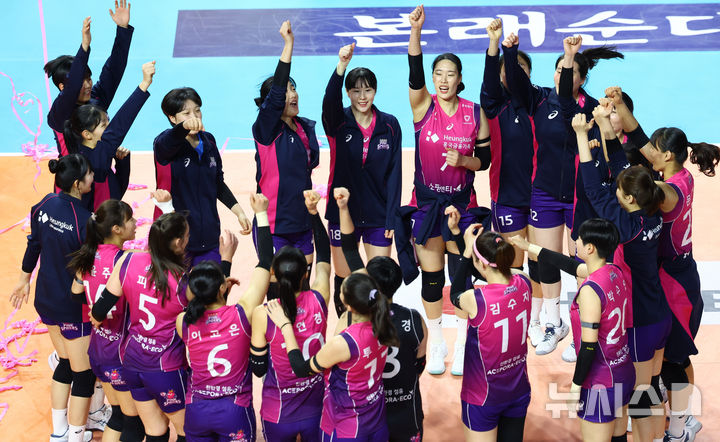 [인천=뉴시스] 황준선 기자 = 25일 인천 부평구 인천삼산월드체육관에서 열린 프로배구 2024-2025 V리그 여자부 흥국생명 핑크스파이더스와 IBK기업은행 알토스의 경기, 세트스코어 3-1로 승리한 흥국생명 선수들이 자축하고 있다. 2025.02.25. hwang@newsis.com