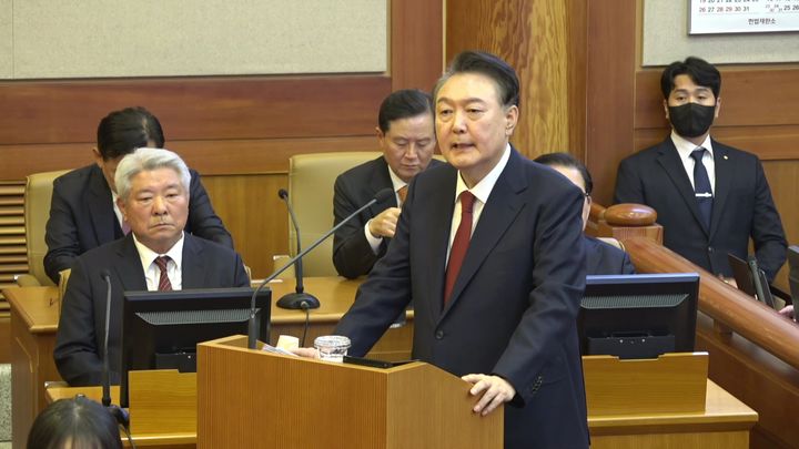 [서울=뉴시스] 김명년 기자 = 윤석열 대통령이 25일 서울 종로구 헌법재판소에서 열린 자신의 탄핵심판 11차 변론에서 최종변론을 하고 있다.(사진=헌법재판소 제공) 2025.02.25. photo@newsis.com *재판매 및 DB 금지